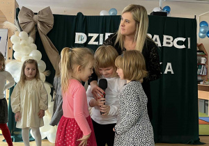 dzieci występują - recytują wiersze, śpiewają piosenki, tańczą