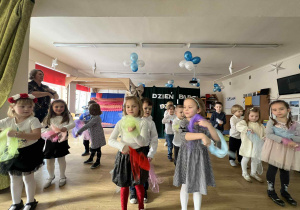 dzieci występują - recytują wiersze, śpiewają piosenki, tańczą