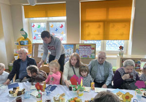 dzieci występują - recytują wiersze, śpiewają piosenki, tańczą