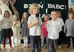 dzieci występują - recytują wiersze, śpiewają piosenki, tańczą