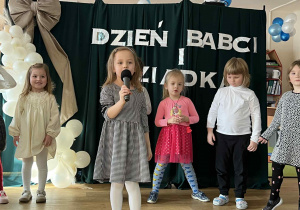 dzieci występują - recytują wiersze, śpiewają piosenki, tańczą