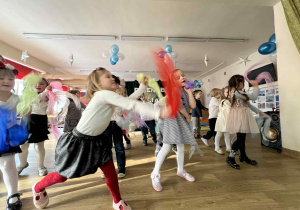 dzieci występują - recytują wiersze, śpiewają piosenki, tańczą