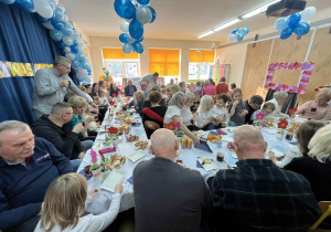 dzieci występują - recytują wiersze, śpiewają piosenki, tańczą