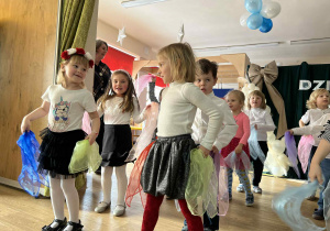 dzieci występują - recytują wiersze, śpiewają piosenki, tańczą