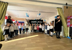 dzieci występują - recytują wiersze, śpiewają piosenki, tańczą