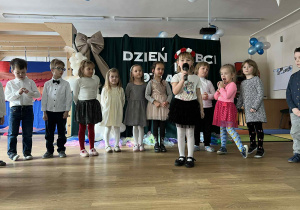 dzieci występują - recytują wiersze, śpiewają piosenki, tańczą