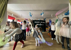 dzieci występują - recytują wiersze, śpiewają piosenki, tańczą