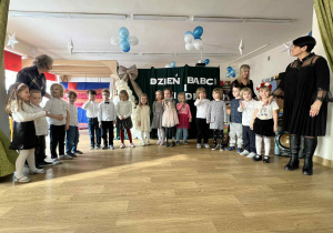 dzieci występują - recytują wiersze, śpiewają piosenki, tańczą