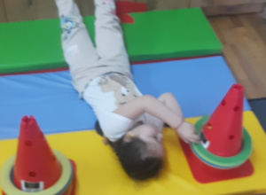 Ćwiczenia równoważne , połączone z planowaniem ruchu i znajomością koloru.