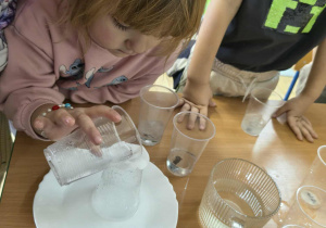 dzieci wykonują eksperyment
