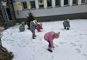 dzieci wykonują eksperyment