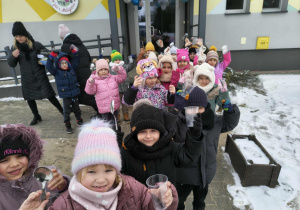 dzieci wykonują eksperyment