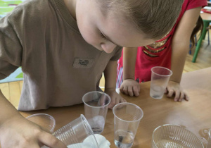 dzieci wykonują eksperyment