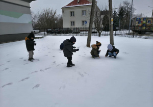 dzieci wykonują eksperyment