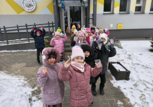 dzieci wykonują eksperyment