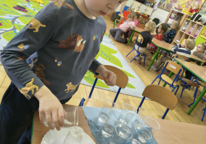 dzieci wykonują eksperyment