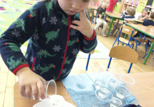 dzieci wykonują eksperyment