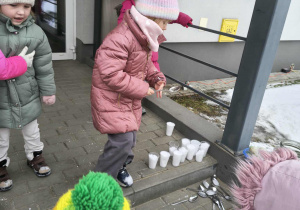 dzieci wykonują eksperyment