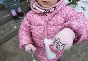 dzieci wykonują eksperyment