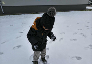 dzieci wykonują eksperyment