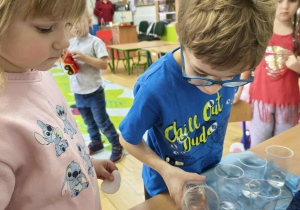 dzieci wykonują eksperyment