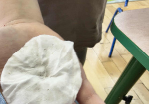 dzieci wykonują eksperyment