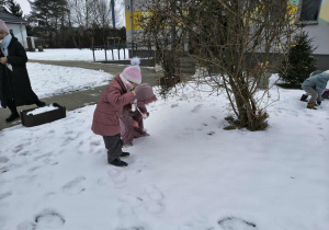 dzieci wykonują eksperyment