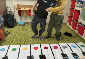 chłopcy grają na macie