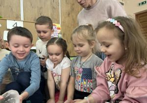 dzieci badają właściwości lodu