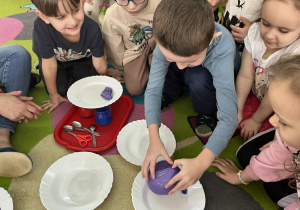 dzieci badają właściwości lodu