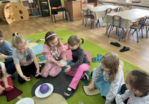 dzieci badają właściwości lodu