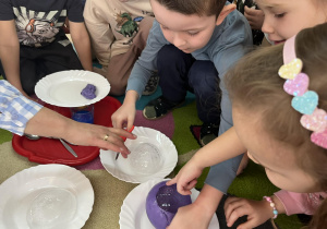 dzieci badają właściwości lodu