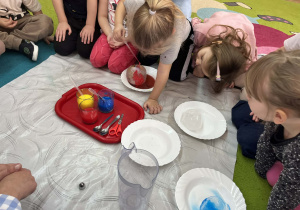 dzieci badają właściwości lodu