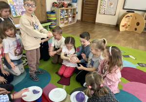 dzieci badają właściwości lodu