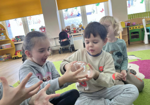 dzieci badają właściwości lodu