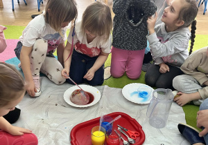 dzieci badają właściwości lodu