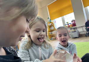 dzieci badają właściwości lodu