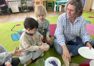 dzieci badają właściwości lodu