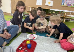 dzieci badają właściwości lodu