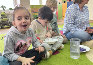 dzieci badają właściwości lodu