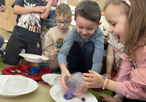 dzieci badają właściwości lodu