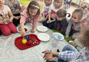 dzieci badają właściwości lodu