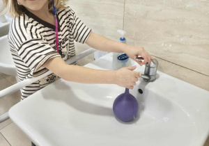 dzieci badają właściwości lodu