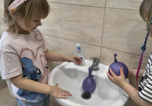 dzieci badają właściwości lodu