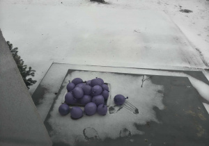 dzieci badają właściwości lodu