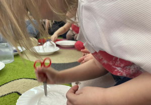 dzieci badają właściwości lodu