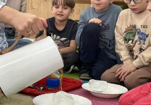 dzieci badają właściwości lodu