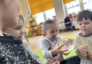 dzieci badają właściwości lodu