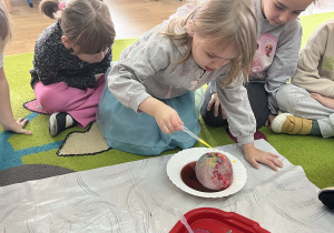 dzieci badają właściwości lodu