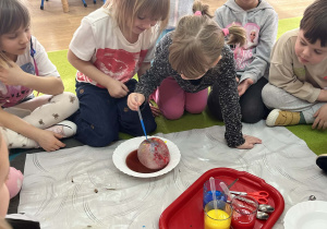 dzieci badają właściwości lodu